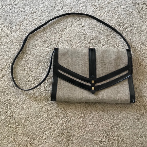 Liz Claiborne Spring Ahead Straw/Blk Patent Clutch - Picture 6 of 15